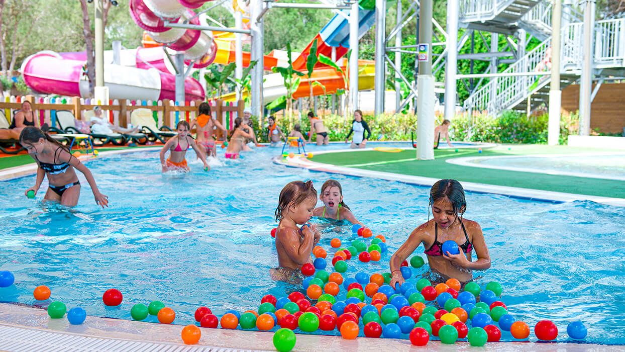 Xanadu Resort - kulki w basenie